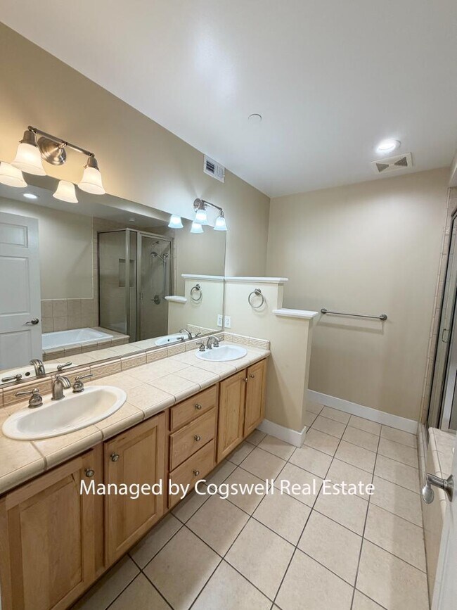 Building Photo - 5005 N Edgewood Dr
