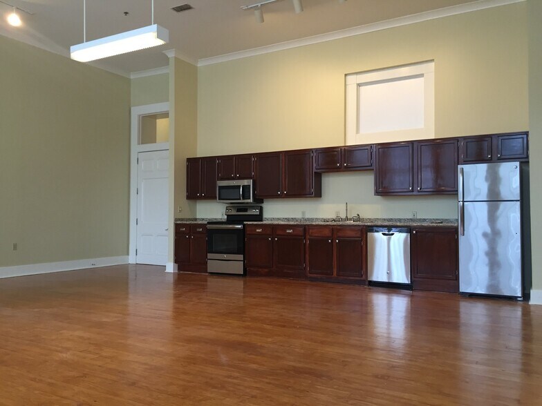 Building Photo - 715 Sherman St