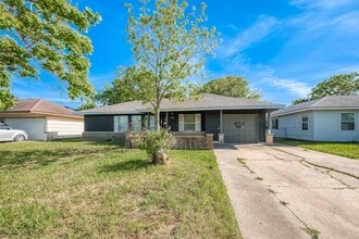 Building Photo - 715 W 9th St