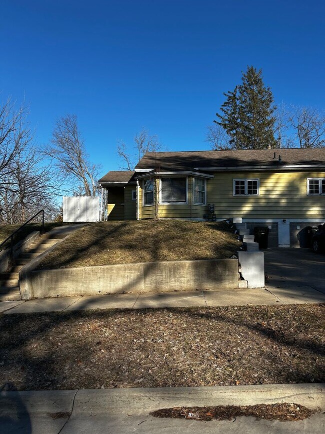 Building Photo - College: 1604-1601