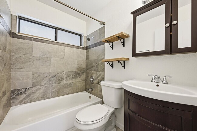 Building Photo - Spacious 3 Bedroom Home | 2 Bonus Rooms, Huge Yard & Detached 2-Car Garage