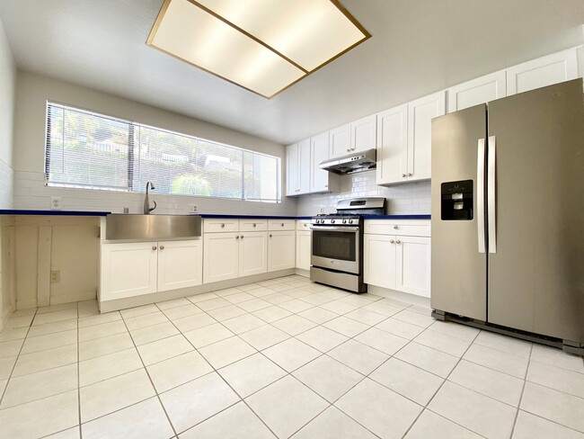 Building Photo - *Spacious updated townhouse in Monterey pa...