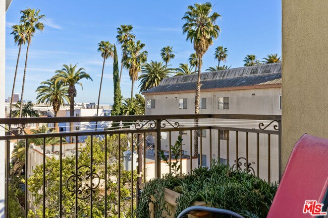 Building Photo - 132 S Maple Dr