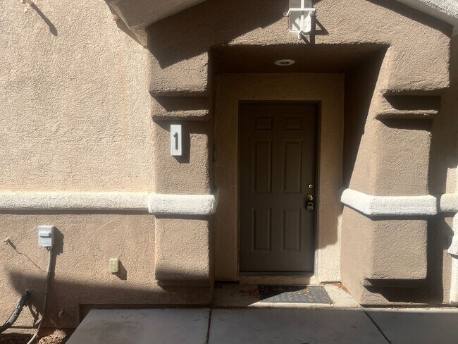 Building Photo - 2 bedroom 2 bath condo Gated community Nor...