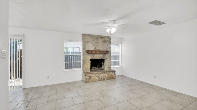 Building Photo - Beautiful fireplace, Large back yard, Wash...