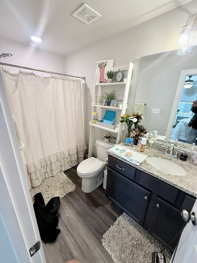 Building Photo - 4 BR/ 3.5 BA Home Located on MLK