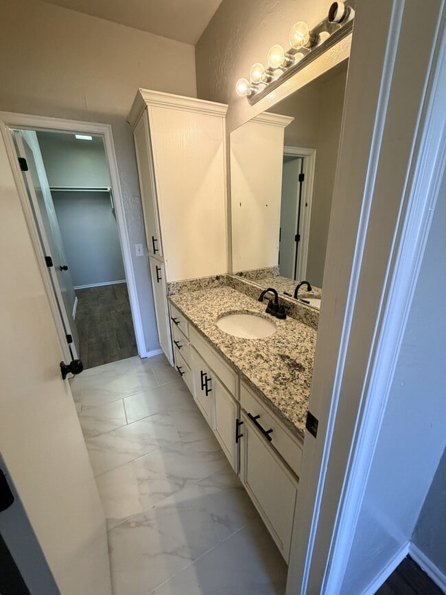 Building Photo - 1929 Lariat Cir