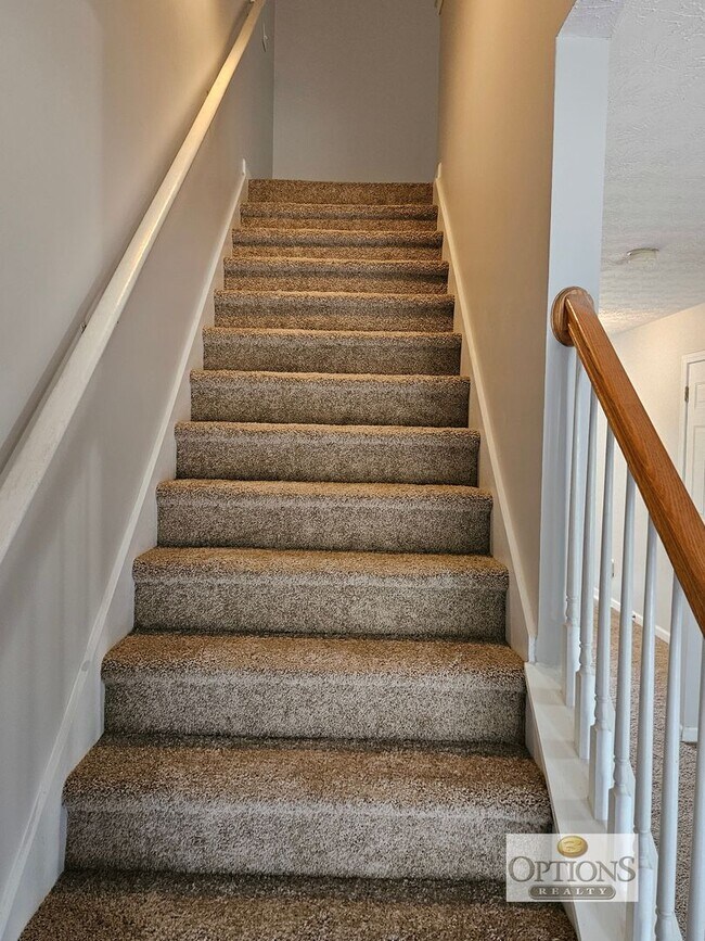 Building Photo - 3BR Townhouse