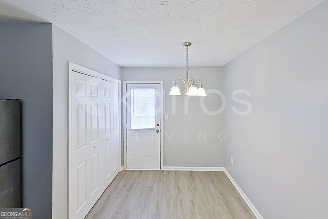 Building Photo - 205 Fawn Dr