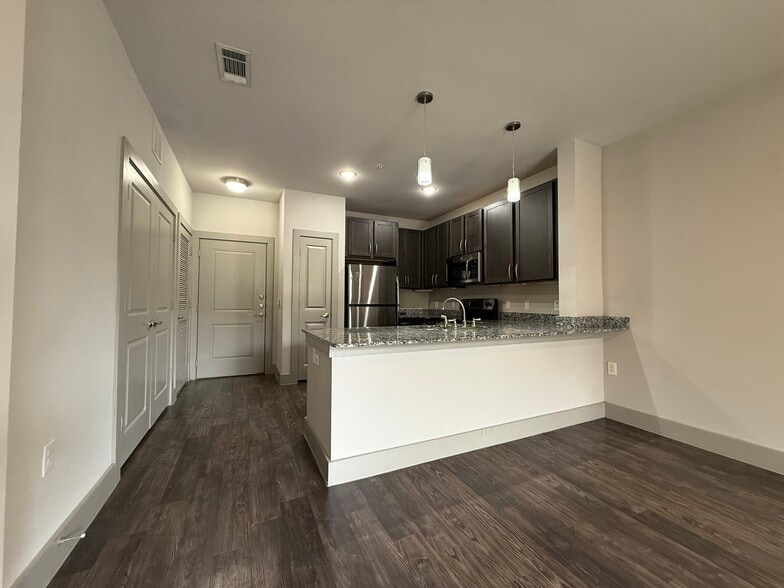 Building Photo - 1102 Treeta Trl