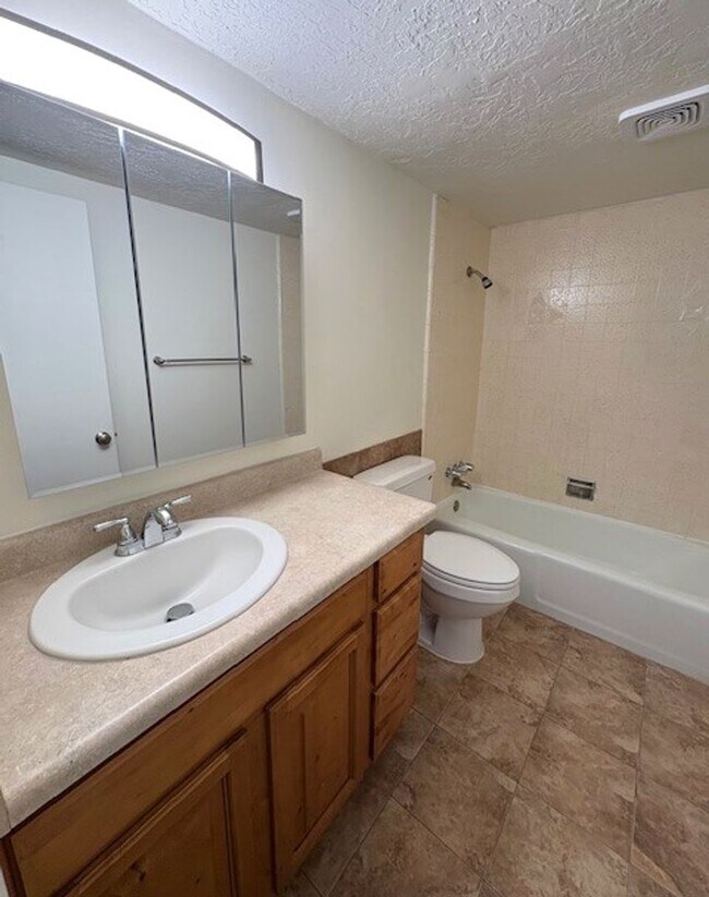 Building Photo - 2 Bedroom Apartment in Holladay!