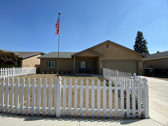 Primary Photo - Newer home for rent in Visalia