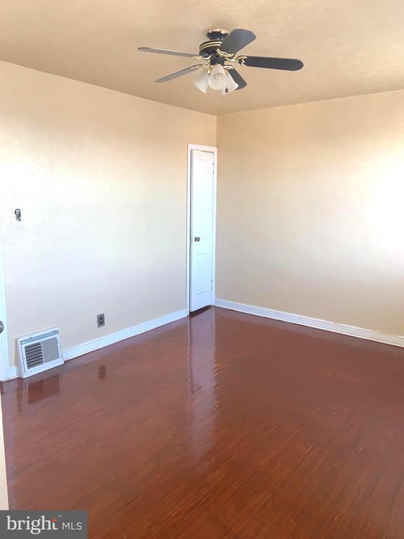 Building Photo - 4613 Hartel Ave