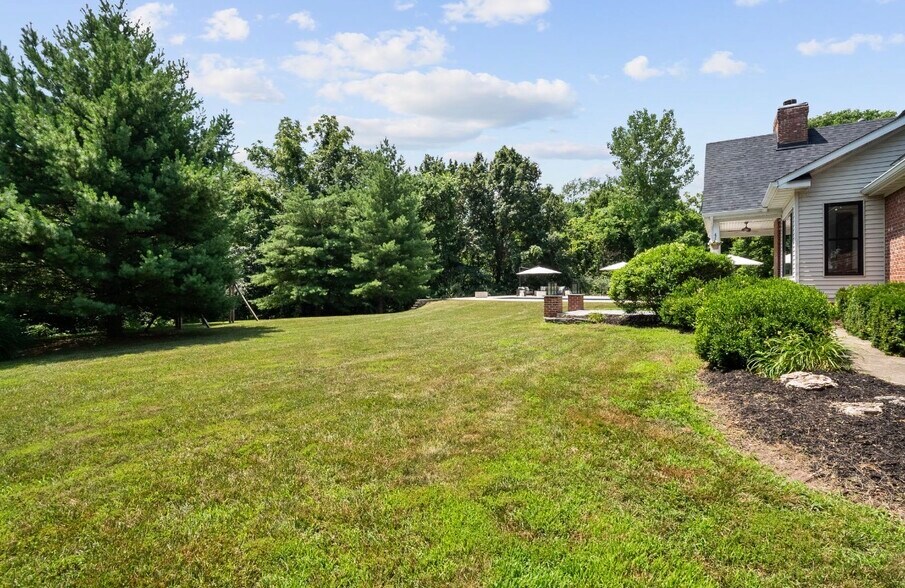 Building Photo - 233 Forest Ct