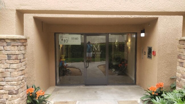 Building Photo - 5540 Owensmouth Ave