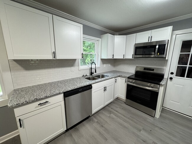 Building Photo - 3620 SW Cerro Vista St