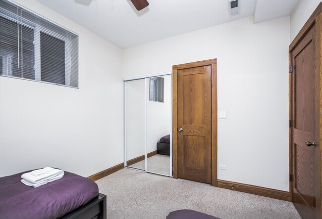 Building Photo - Bucktown: Fully furnished gorgeous 3 Bed, 2 Bath Condo