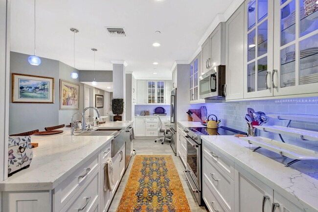 Building Photo - 16910 W Bay Dr