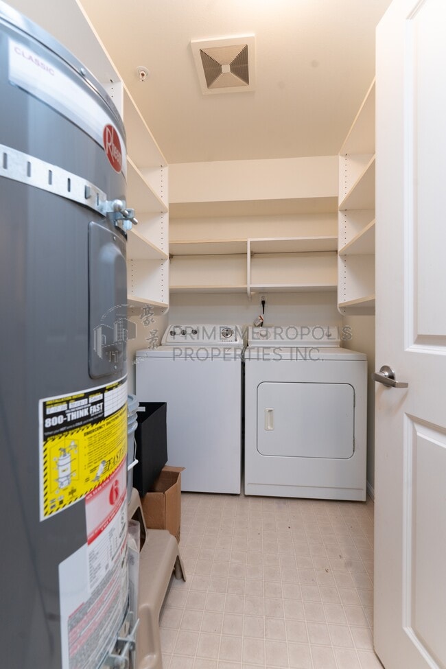 Building Photo - 4343 Roosevelt Way NE