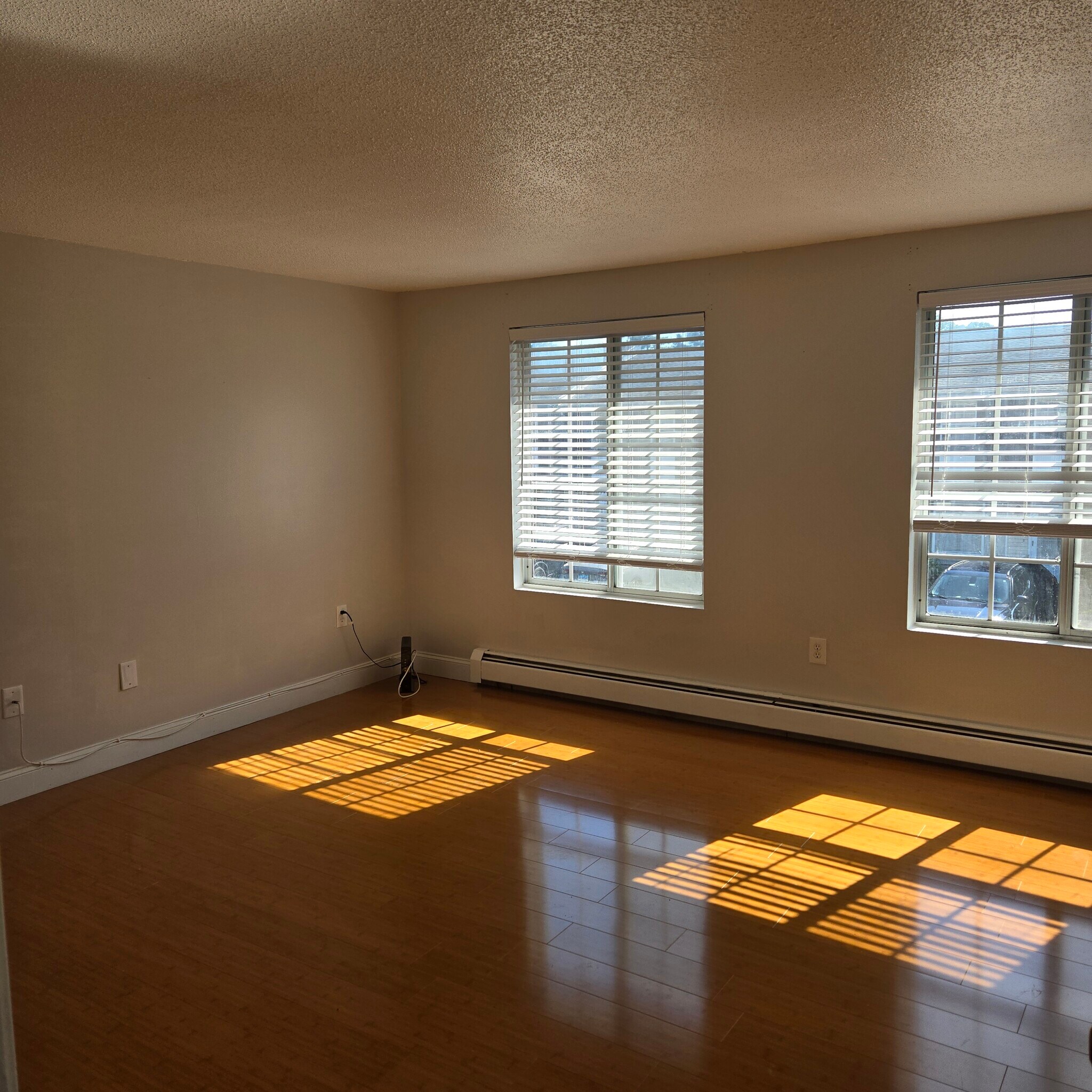 Building Photo - 945 Riverside Dr