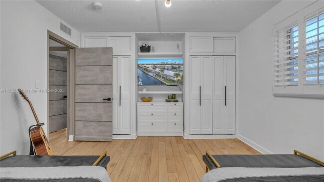 Building Photo - 3051 NE 47th Ct