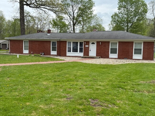Primary Photo - Very Large Home South of Warsaw 4 Bedroom