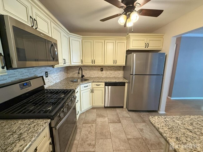Building Photo - 38 Cheverny Ct
