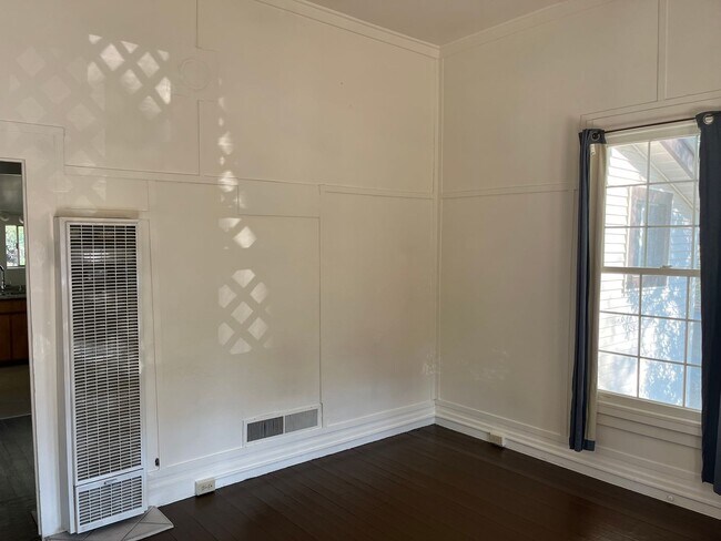 Building Photo - Early 1900's Charm In This Two Bedroom in Prescott