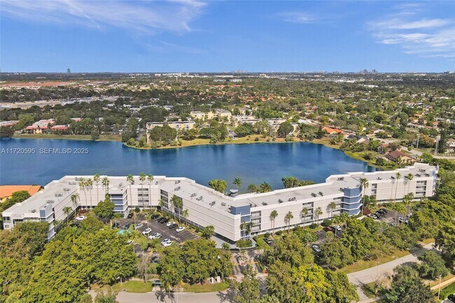 Building Photo - 877 NE 195th St