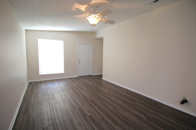 Building Photo - 3 Bedroom Home Near Blue Angel Pkwy – Spac...