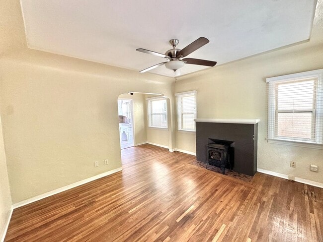 Building Photo - Cute North Park Bungalow! 2bd/1ba, 1 car garage, AC, W/D in-unit, fenced yard!
