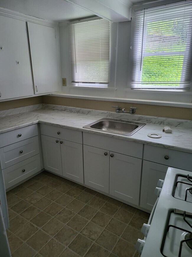 Building Photo - Lillian Street, 1624