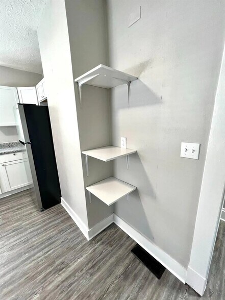 Building Photo - 1823 Sundale Ave