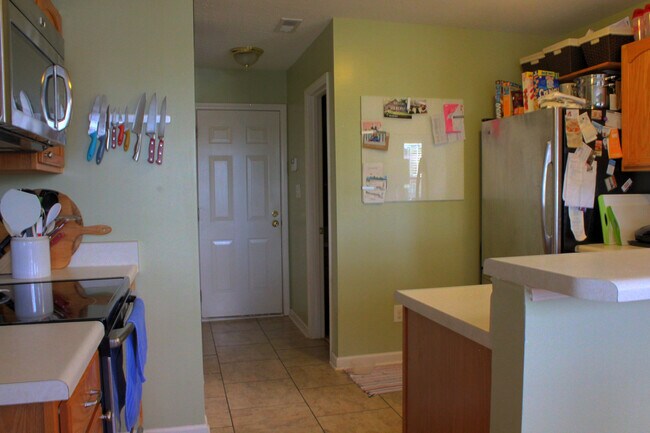 Building Photo - 3-bedroom House with Fenced-in Backyard Available on Sep 14th