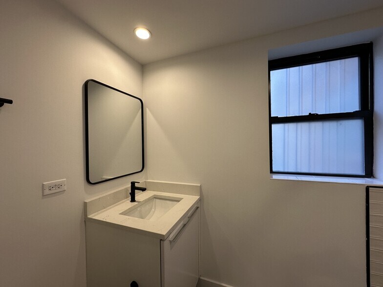 Building Photo - 941 W Carmen Ave