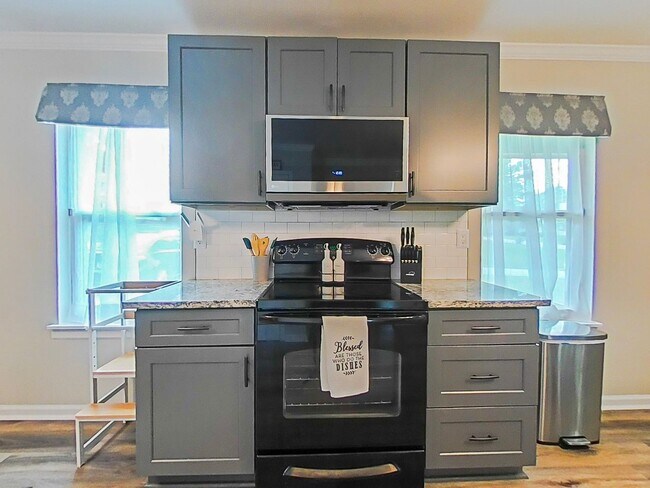Building Photo - 3 Bed 2 Bath with a POOL in Martinez!