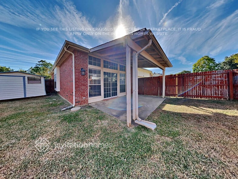 Building Photo - 2060 Camelot Dr