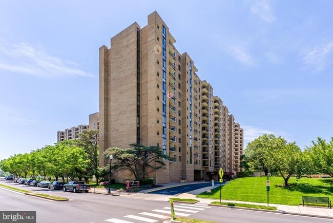 Building Photo - 4500 S Four Mile Run Dr