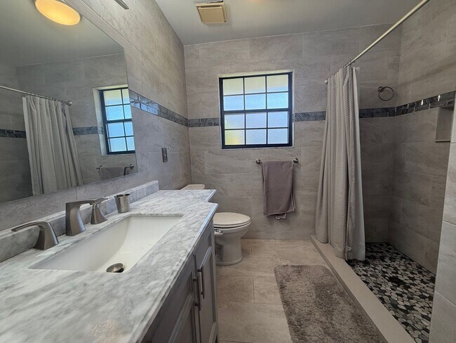 Building Photo - Beautiful 3 bedroom 2.5 bathroom pool home