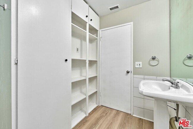Building Photo - 429 S Orange Dr