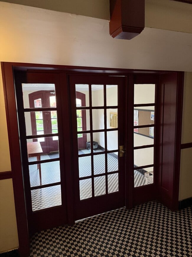 Building Photo - 3 Bedroom 2 Bath Apartment in Rogers Park