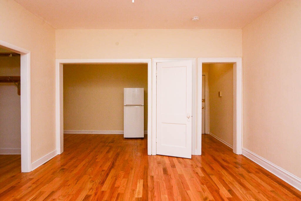 Building Photo - 544 W Wellington Ave