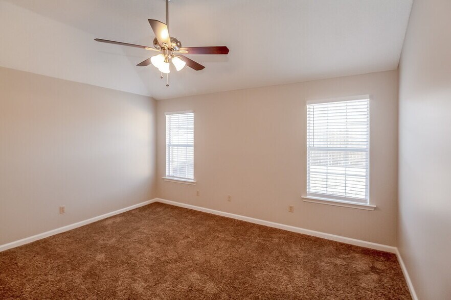 Building Photo - 7677 Fox Hunt Dr E