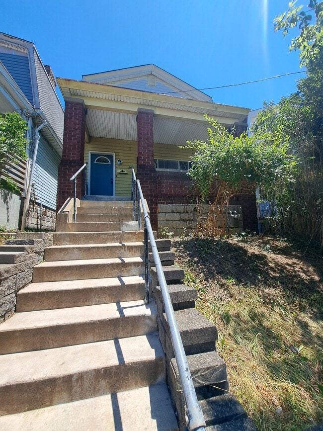 Building Photo - 205 Dengler St