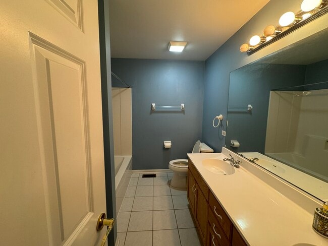 Building Photo - 1N061 Mission Ct