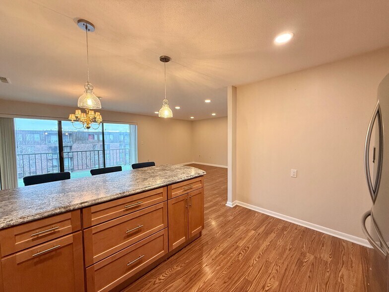 Building Photo - 1006 Paradise Rd