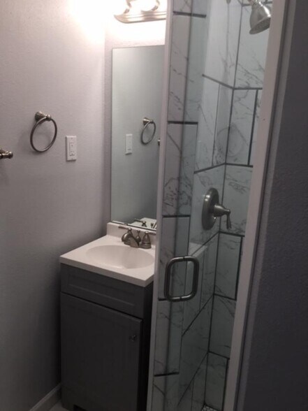 Bedroom 1 Full Bath - 510 W Oak St