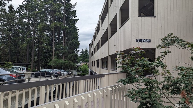 Main level condo - 10819 NE 37th Pl