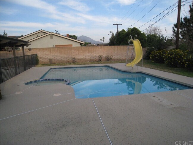 Building Photo - 3218 Tannencrest Dr