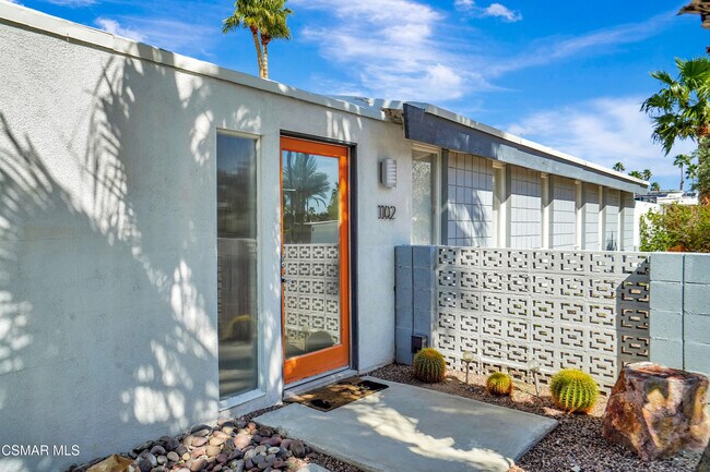 Building Photo - 1102 E Adobe Way